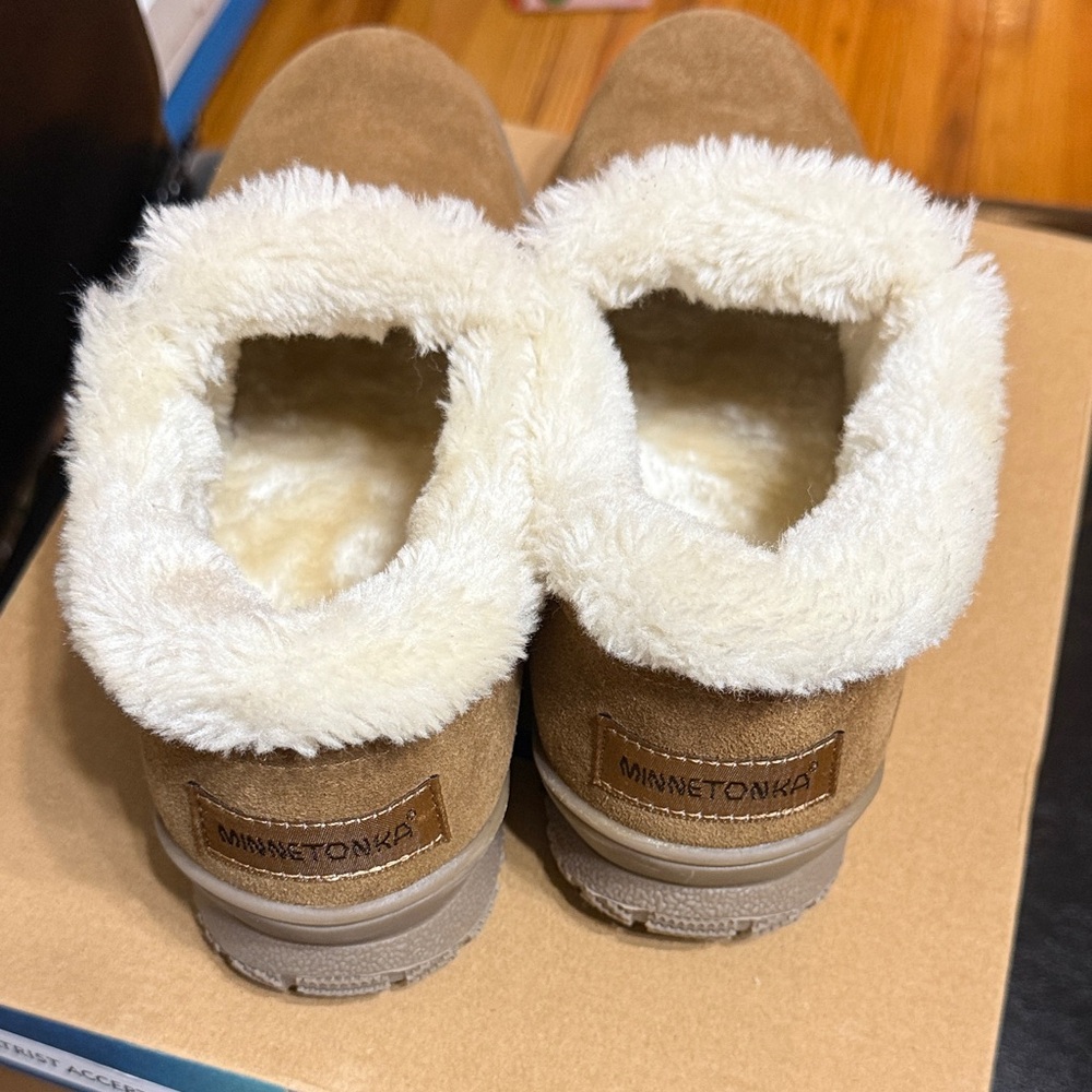 Minnetonka Cozy Tan Suede Boots with Faux Fur Lining size 9M - Picture 3 of 5